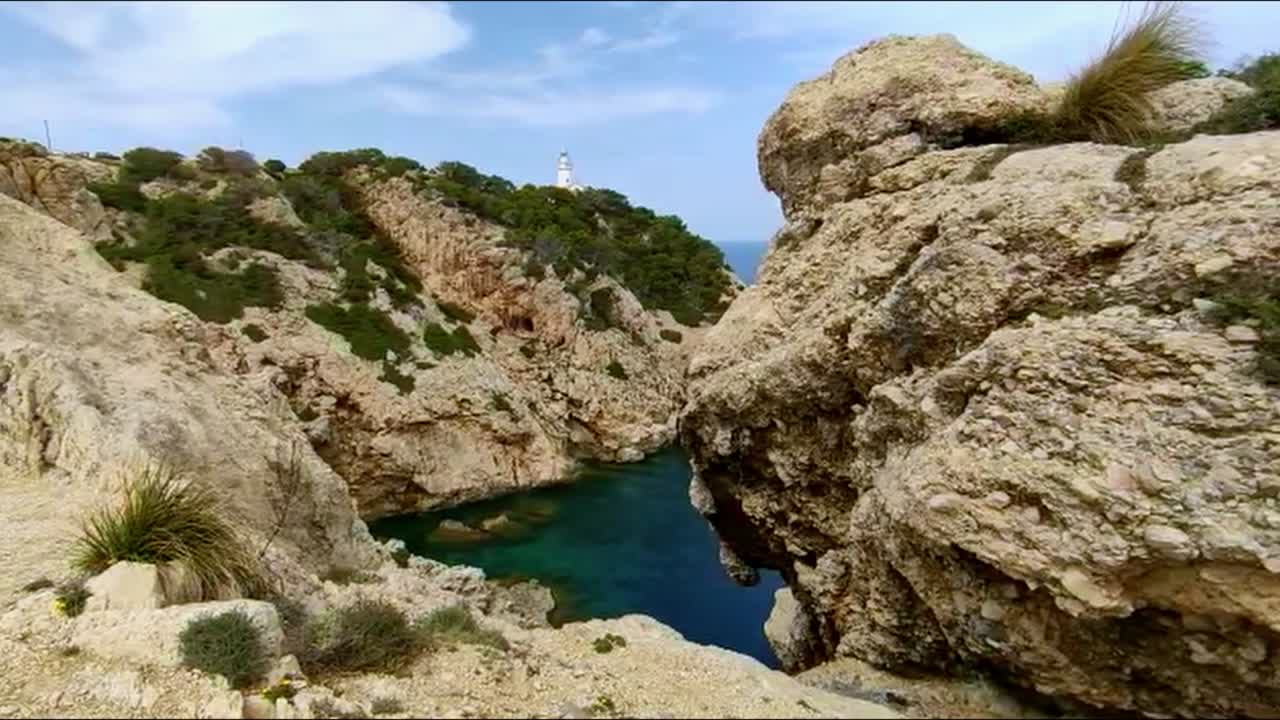 costa empinada en mallorca con buen tiempo
