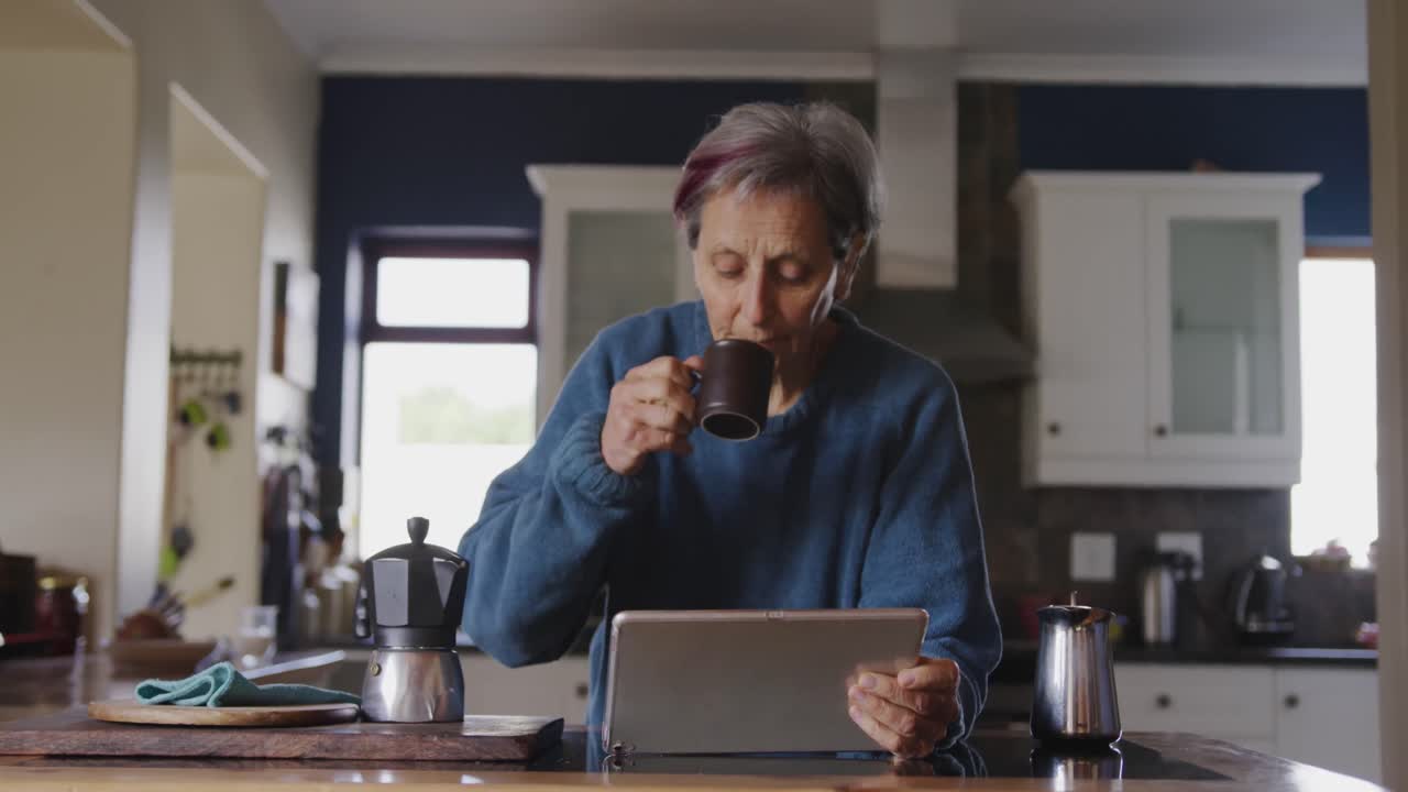 Donna anziana che si rilassa da sola a casa