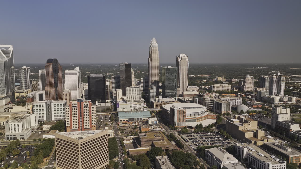 Charlotte North Carolina Aerial v173 droneflyvning over Second og First wards omkring bymidten, der fanger downtowns bybillede mod skyfri himmel om dagen - Optaget med Mavic 3 Pro Cine - 2. oktober 2023