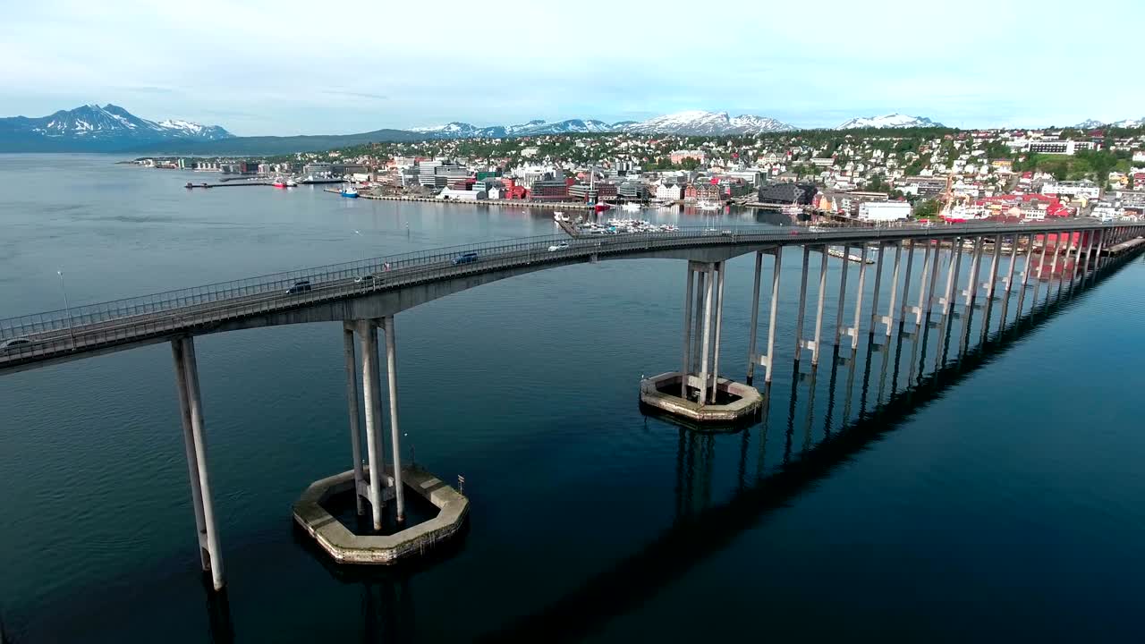 puente de la ciudad de tromsø, noruega imágenes aéreas