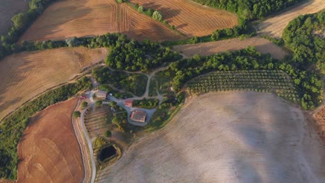 entorno aéreo de san quirico di orcia y val d'orcia en toscana italia