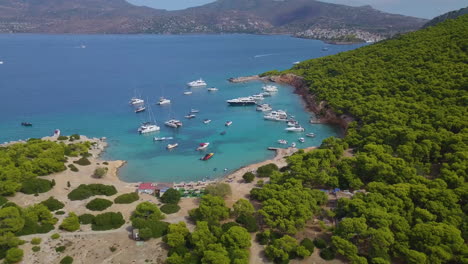 aufsteigende drohnenaufnahme von festgemachten yachten und katamaranen in einer wunderschönen bucht zum tauchen