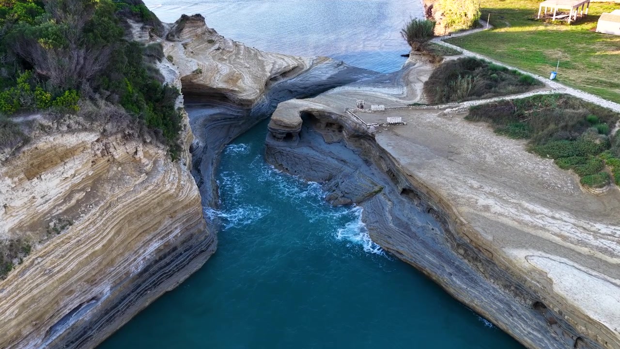 Vista aerea dello stretto canale marino Canal d'Amour e delle formazioni rocciose di arenaria a Corfù, Grecia