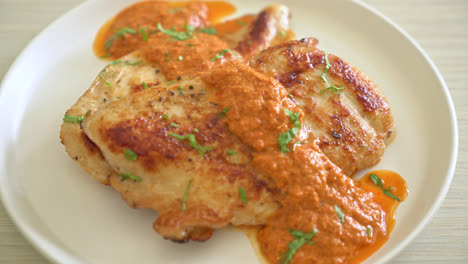 Filete de pollo a la parrilla con salsa de curry rojo - estilo de comida musulmana