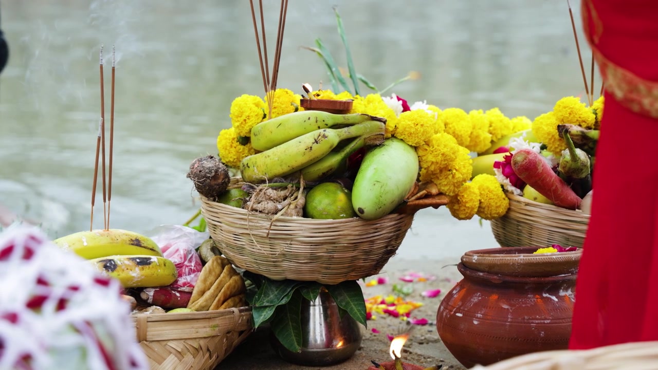 Offerte sacre del festival Chhath disposte in un cesto tradizionale sulla riva del fiume durante la cerimonia di culto, scatto realizzato durante la celebrazione della santa Chhath Puja