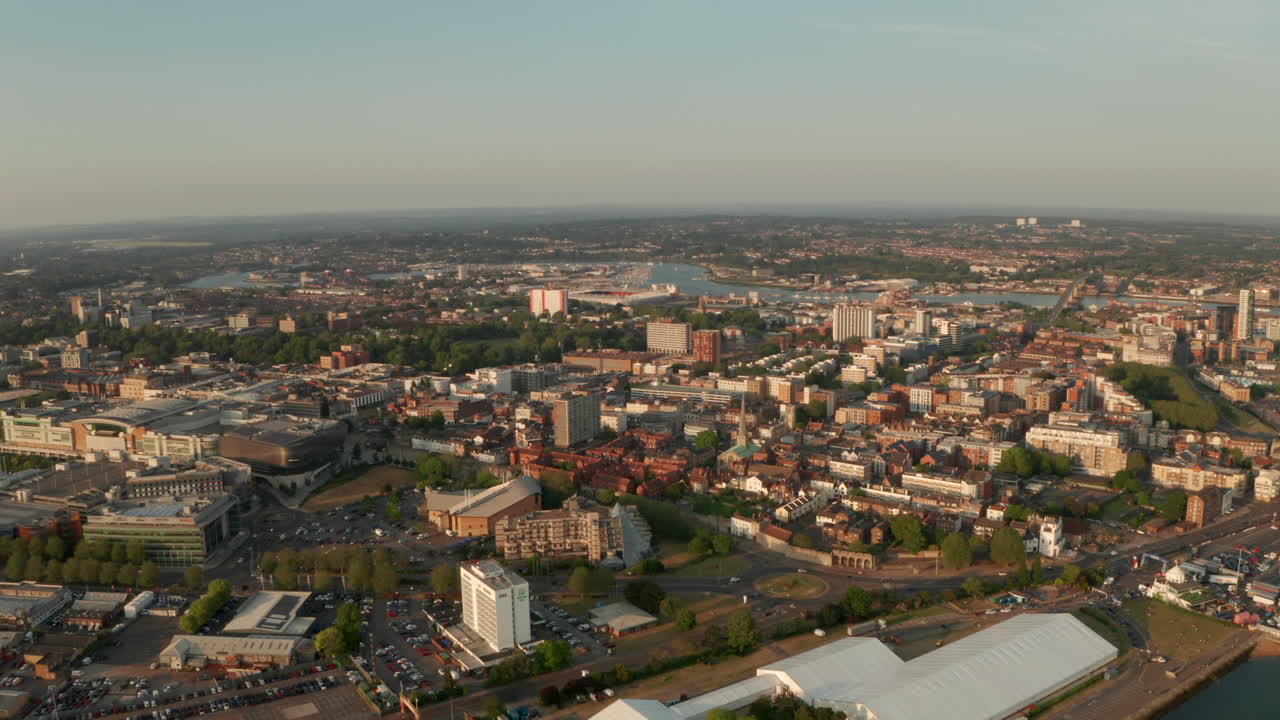 fotografía aérea en círculo sobre el centro de la ciudad de southampton
