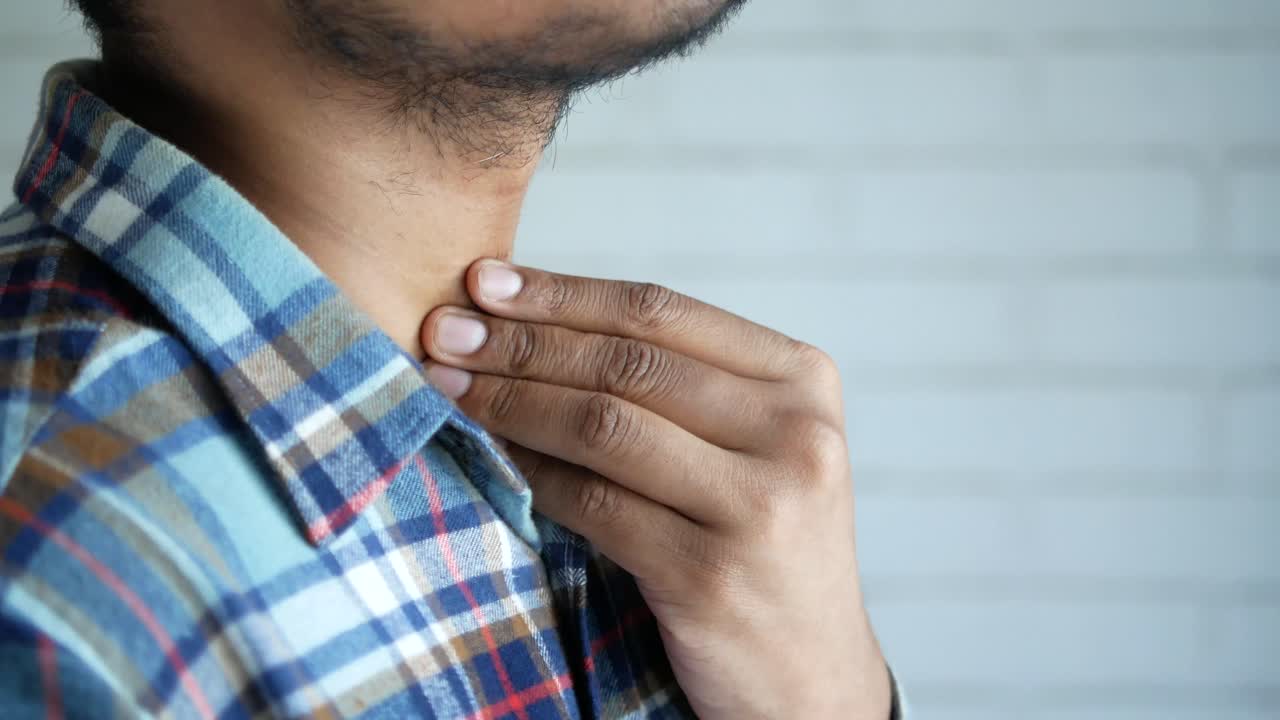 hombre comprobando su dolor de garganta
