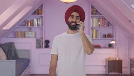 Glücklicher-Sikh-Indianer,-Der-Am-Telefon-Spricht