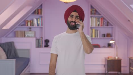 hombre indio sikh feliz hablando por teléfono