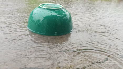 un cuenco inundado de agua cuando llueve