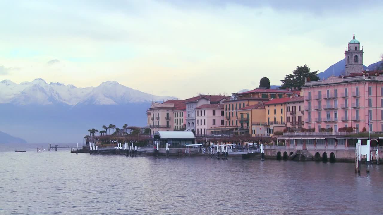 이탈리아 알프스를 배경으로 코모 호수 기슭에 있는 아름다운 이탈리아 벨라지오 마을