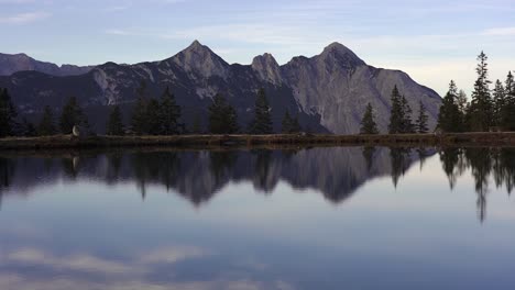 Gezoomt-Im-Blick-Auf-Den-Kaltwassersee,-Ein-Alpiner-See,-Der-Die-Berge-Der-Alpen-Widerspiegelt,-In-Der-Nähe-Von-Seefeld-In-Tirol-In-österreich