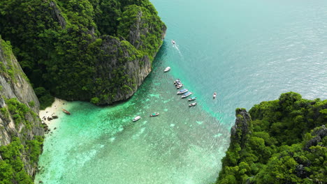 Toma-Aérea-De-Arriba-Hacia-Abajo-De-La-Laguna-Tropical-De-La-Bahía-De-Pi-Leh-En-La-Isla-De-Koh-Phi-Phi