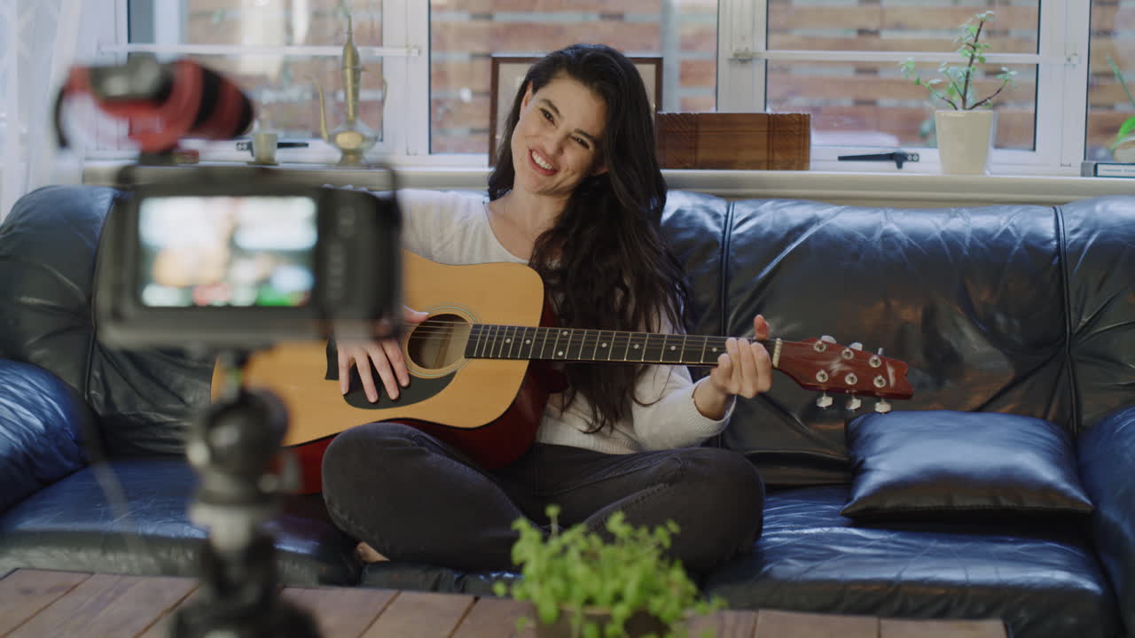 저는 온라인에서 긍정성을 퍼뜨리기 위해 음악을 사용합니다.