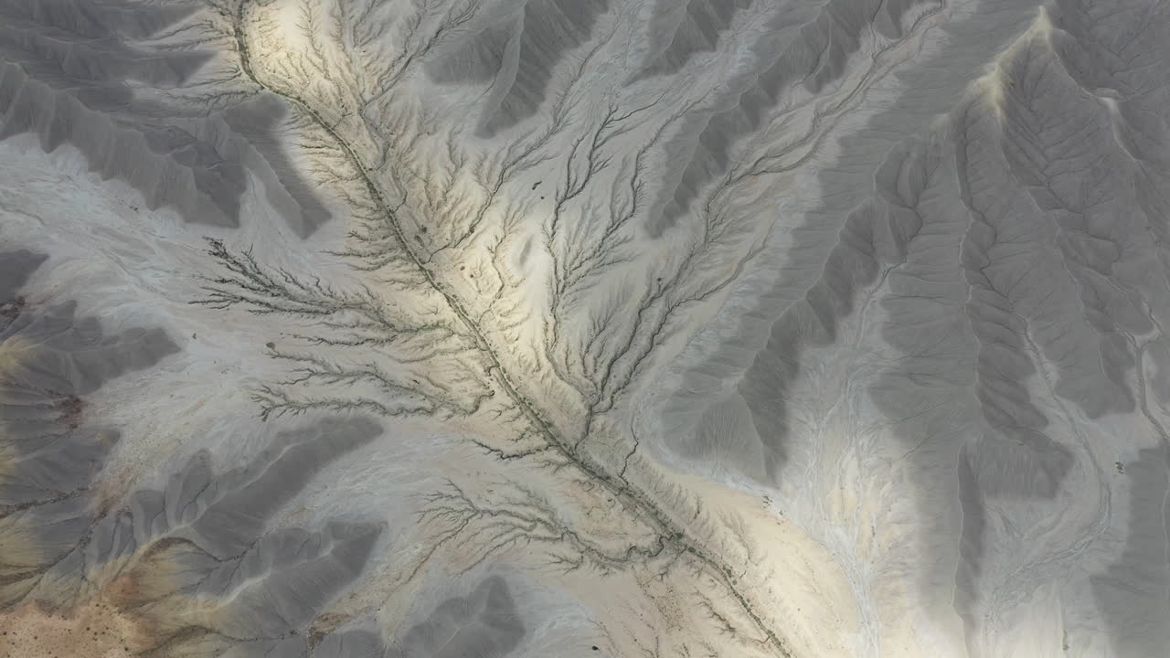 건조하고 생명이 없는 사막 풍경, 또 다른 행성 패턴의 하향식 공중 전망