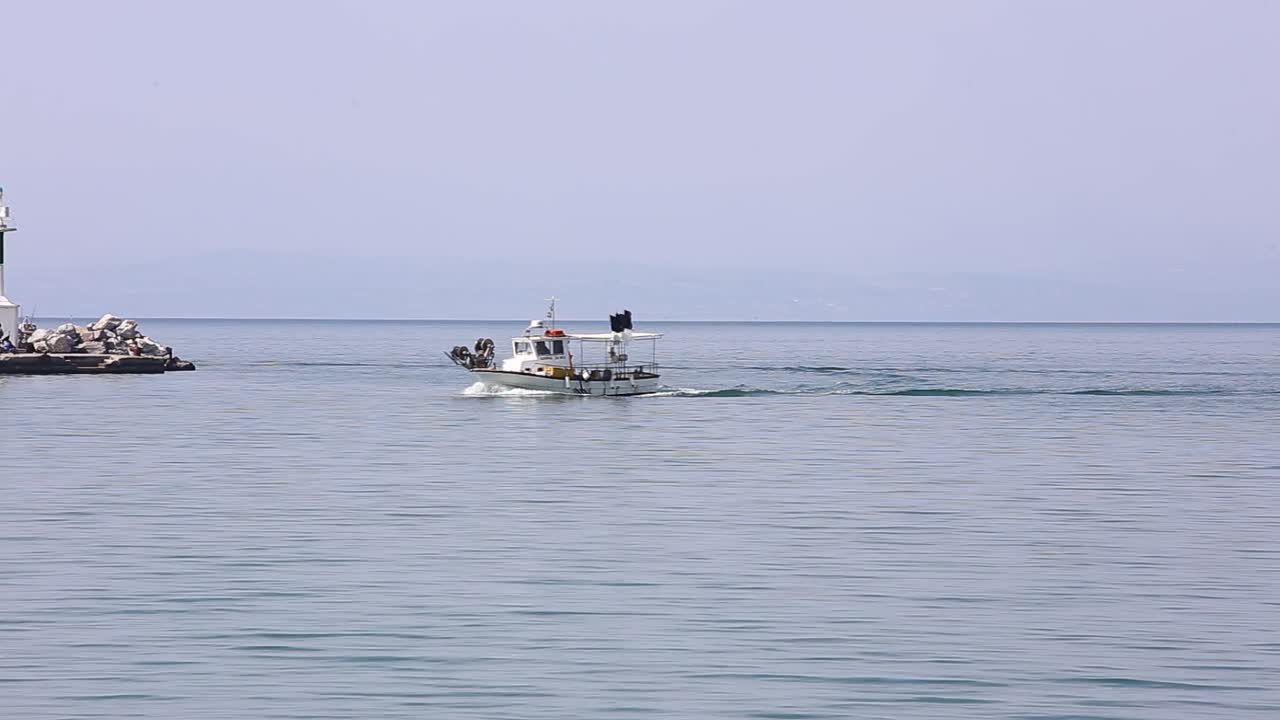 그리스 테살로니키 항구 에 접근 하는  ⁇ 시 배