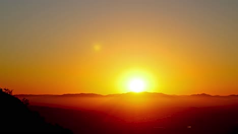 Hermosa-Puesta-De-Sol-Dorada-Con-Niebla-En-La-Cima-De-La-Montaña,-Townsville,-Colinas-Del-Castillo,-Australia