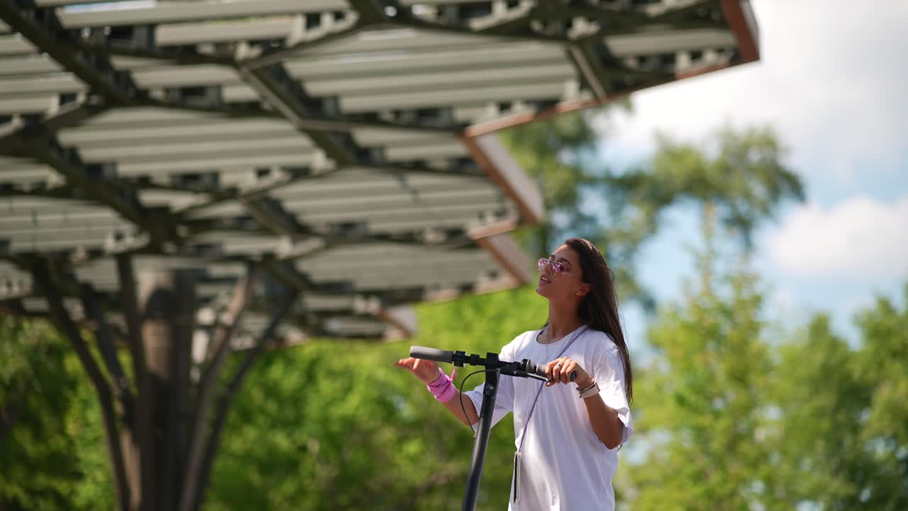공원 에서 전기 스쿠터 를 타고 있는 여자