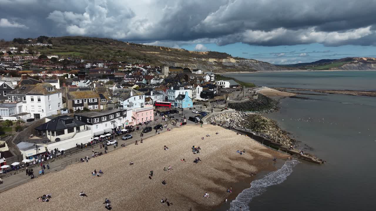 Praia Lyme Regis Devon Reino Unido nuvens dramáticas vista aérea de drone.