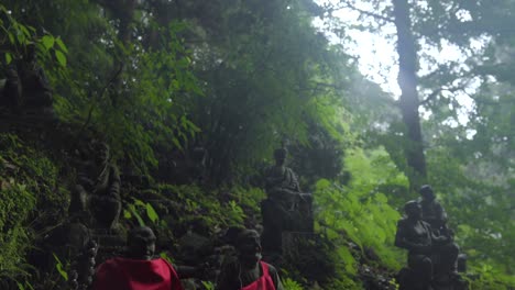 Los-Estatutos-De-Jizo-Y-Sus-Discípulos-Se-Inclinan-Hacia-El-Bosque-Del-Templo-De-Nanzoin-Fukuoka,-Japón,-Día-Nublado,-Magia-Mística-Encantadora