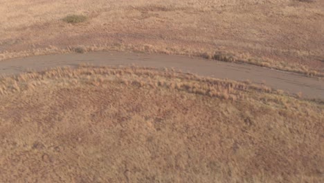 antena de un viejo dron de pista de carreras abandonado siguiendo la pista