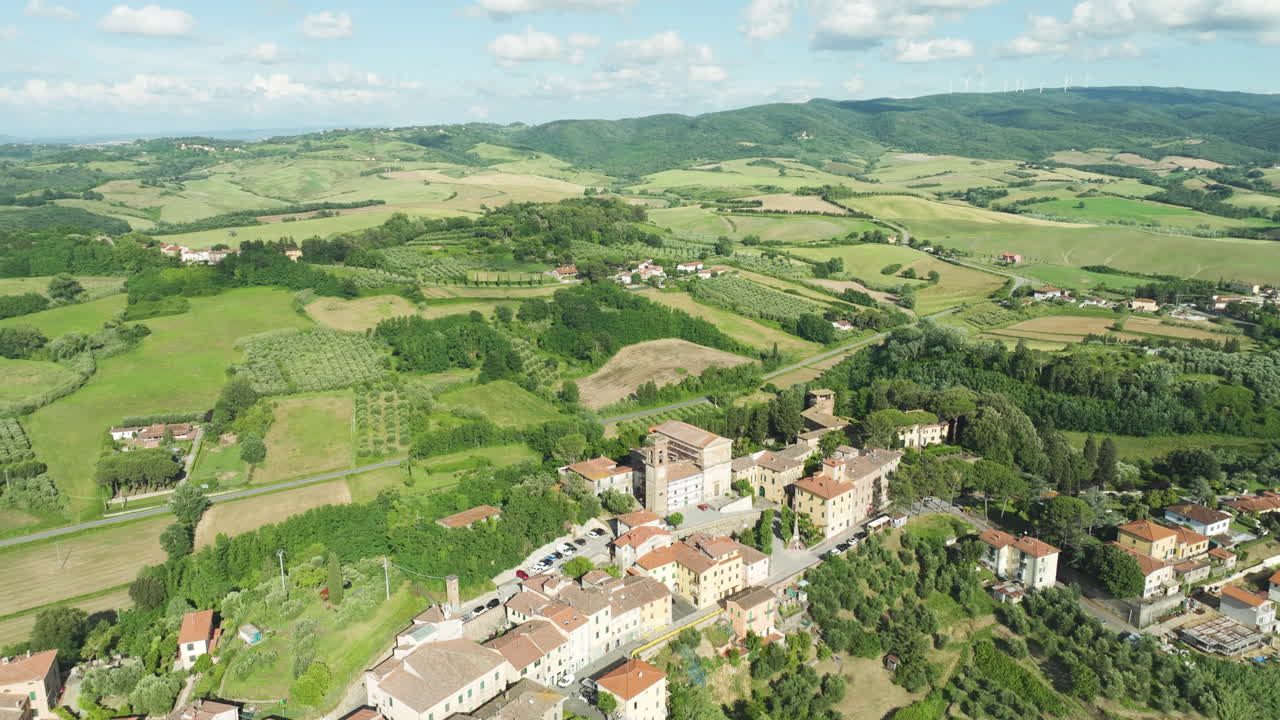 vista aérea panorámica de la ciudad medieval de lorenzana con un telón de fondo de tierras de cultivo en la toscana, italia