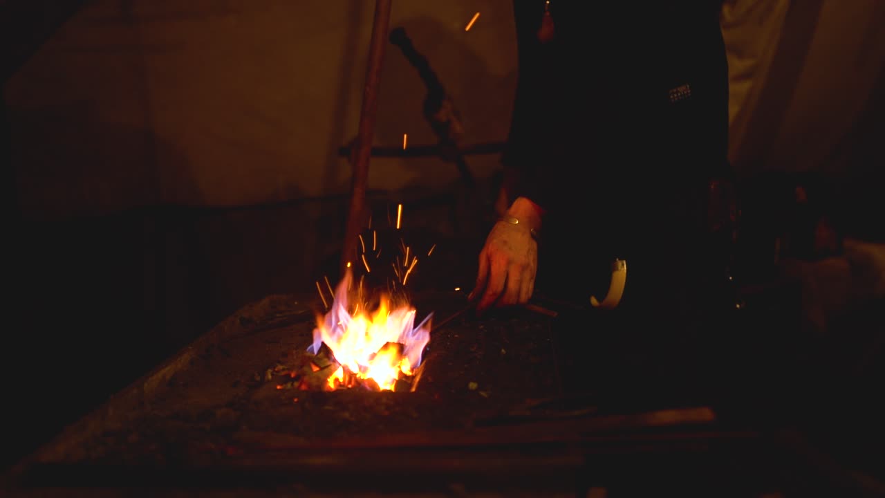 un herrero haciendo un nuevo objeto