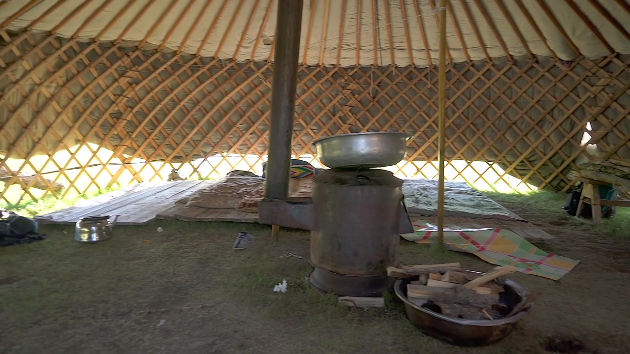 Interior de uma yurta mongol tradicional