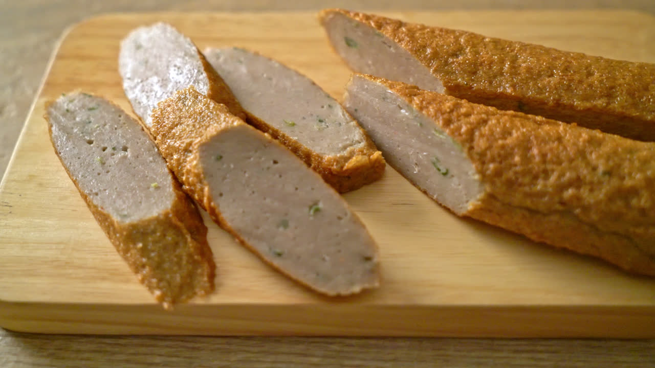 나무 보드에 튀긴 중국 어묵 또는 생선 볼 라인