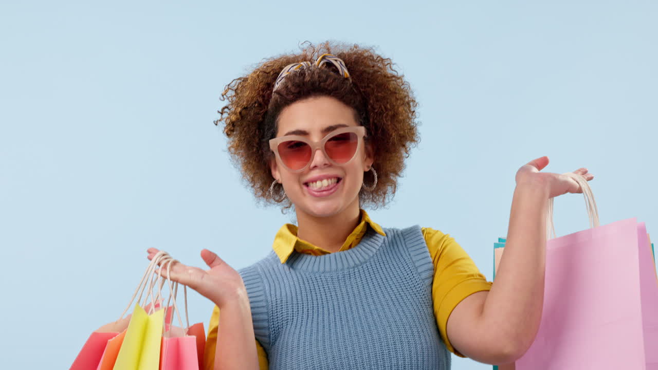 cara, gafas de sol y bolsas de compras de mujer