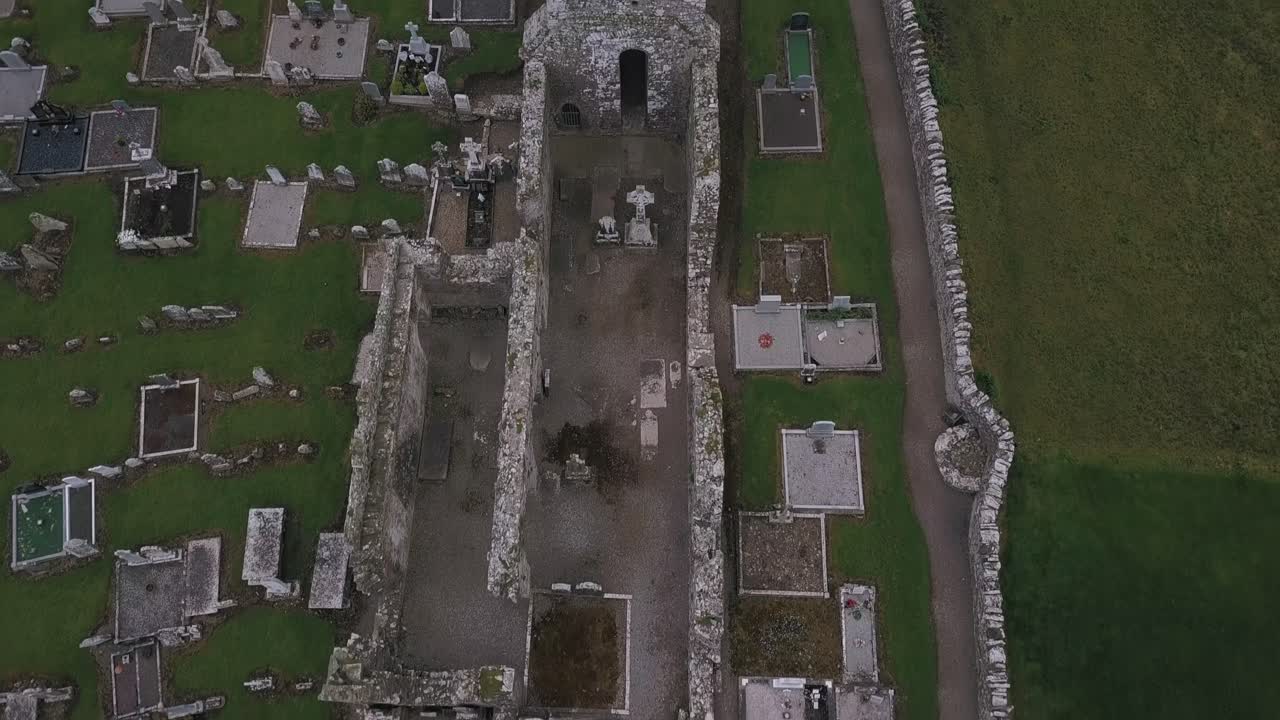 холм слейн традиционно считается местом, где святой патрик зажег первый паскальский огонь в 433 году нашей эры, бросив вызов языческому королю лаоигру, королю тары.