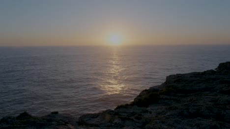 Hermosa-Puesta-De-Sol-Sobre-El-Océano-Atlántico-En-Algarve,-Portugal