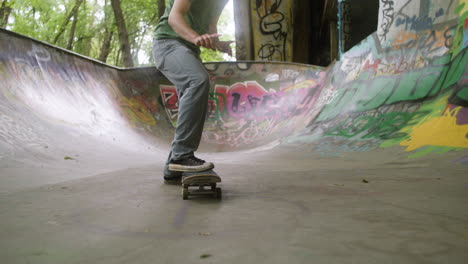 chicos caucásicos haciendo skateboard en el parque.