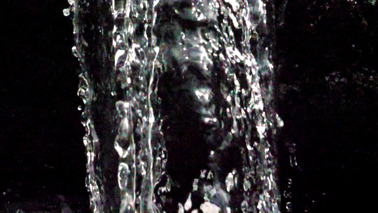 un primer plano extremo de una toma de agua derramada en cámara lenta a 180 fotogramas por segundo