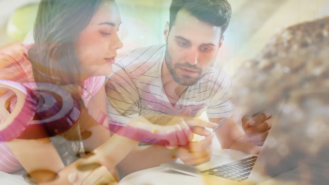 pareja caucásica en distanciamiento social comprando en línea en casa