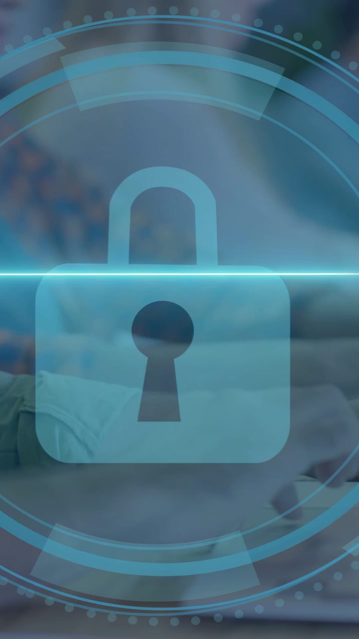 Video verticale: Titolo "Cyber Security" che svanisce e avvio di un HUD, lucchetto che scansiona sopra un team che digita
