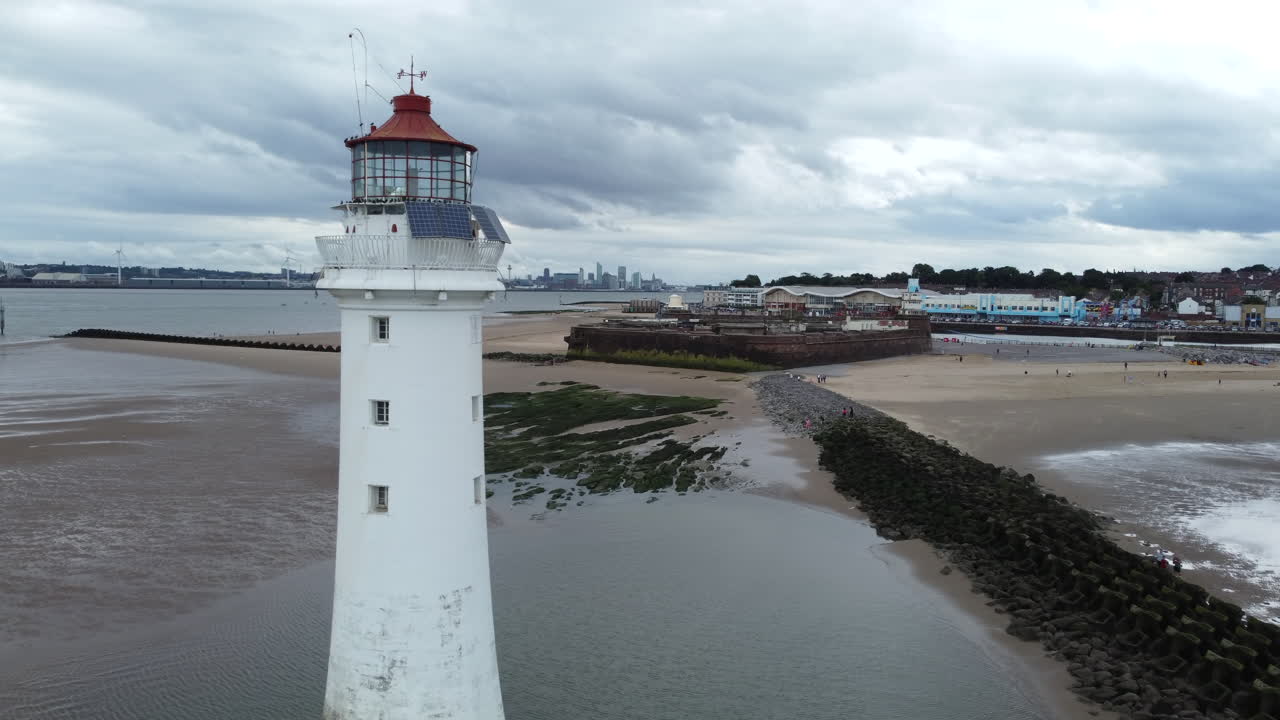New Brighton Deniz Feneri’nin beton dalgakıran sırasının yakınındaki plajdan havadan drone görüntüsü