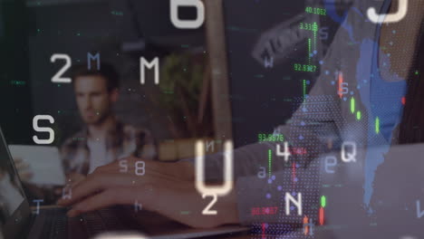 animación de cambio de alfabetos, procesamiento de datos financieros sobre mujer caucásica usando portátil en el café