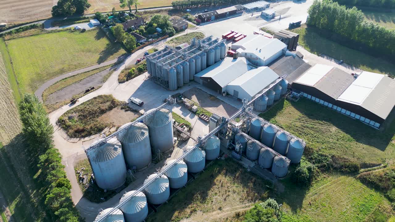 Langsam rotierende Drohnenaufnahme einer Futtermittelverarbeitungsanlage.