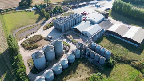 tiro de drone aéreo de rotación lenta de una planta de procesamiento de alimentos para animales