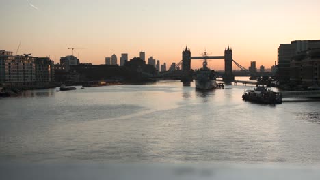 Statische-Zeit-–-Zeitraffer-Der-Tower-Bridge-Bei-Sonnenaufgang-Mit-Der-HMS-Belfast-Davor