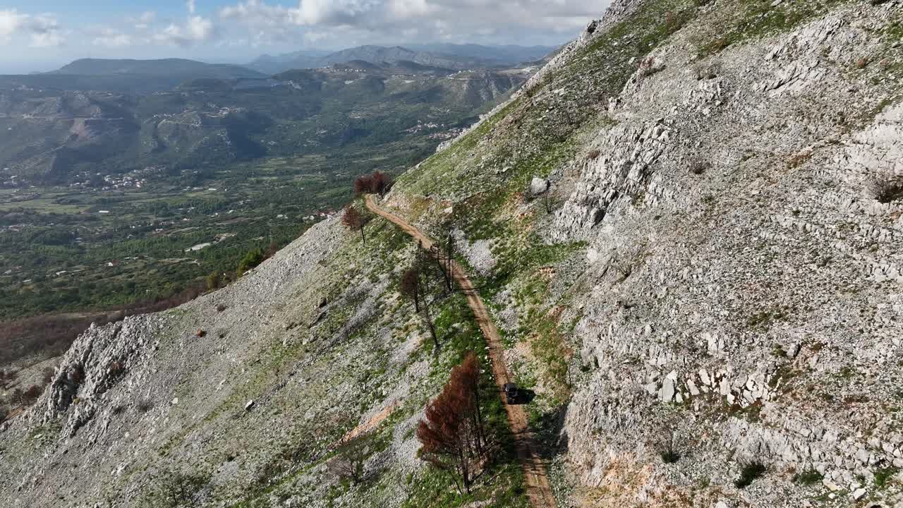 paisaje montañoso con carreteras sinuosas