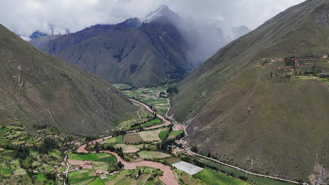 vista aérea de drones de la ciudad inca de ollantaytambo en las montañas de perú y las ruinas incas