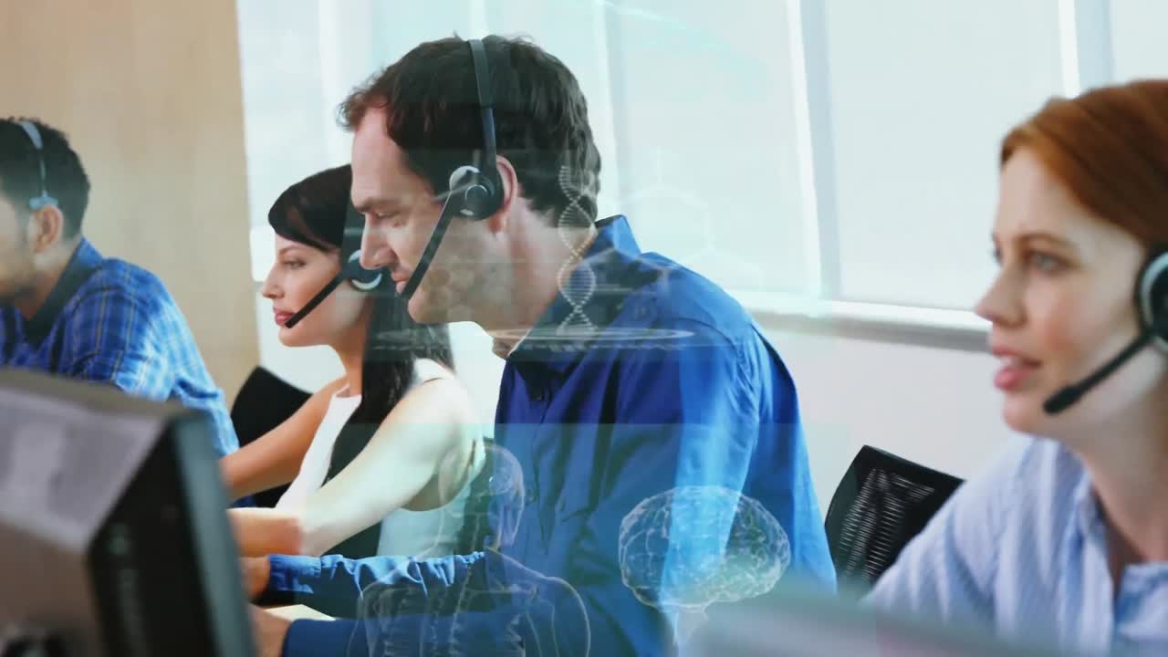 animación del procesamiento de datos sobre personas de negocios que usan auriculares telefónicos