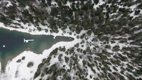 antena ascendente durante el invierno en el sentido de las agujas del reloj sobre caumalake y bosque, suiza