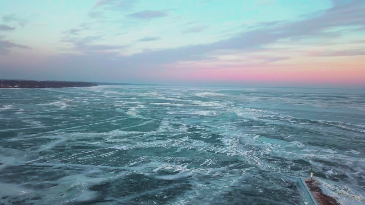 아름다운 캐나다 일몰 동안 얼어붙은 푸른 호수로 둘러싸인 부두 위를 날아다니는 새들