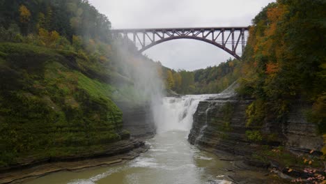 Cataratas-Superiores-Y-Puente-En-El-Parque-Estatal-Letchworth