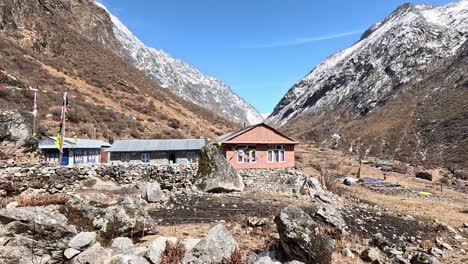 Casas-De-Piedra-Y-Cabañas-De-Hierro-Corrugado-Que-Ofrecen-Un-Lugar-Para-Descansar-En-La-Caminata-Por-El-Valle-De-Langtang-En-Nepal,-Himalaya.