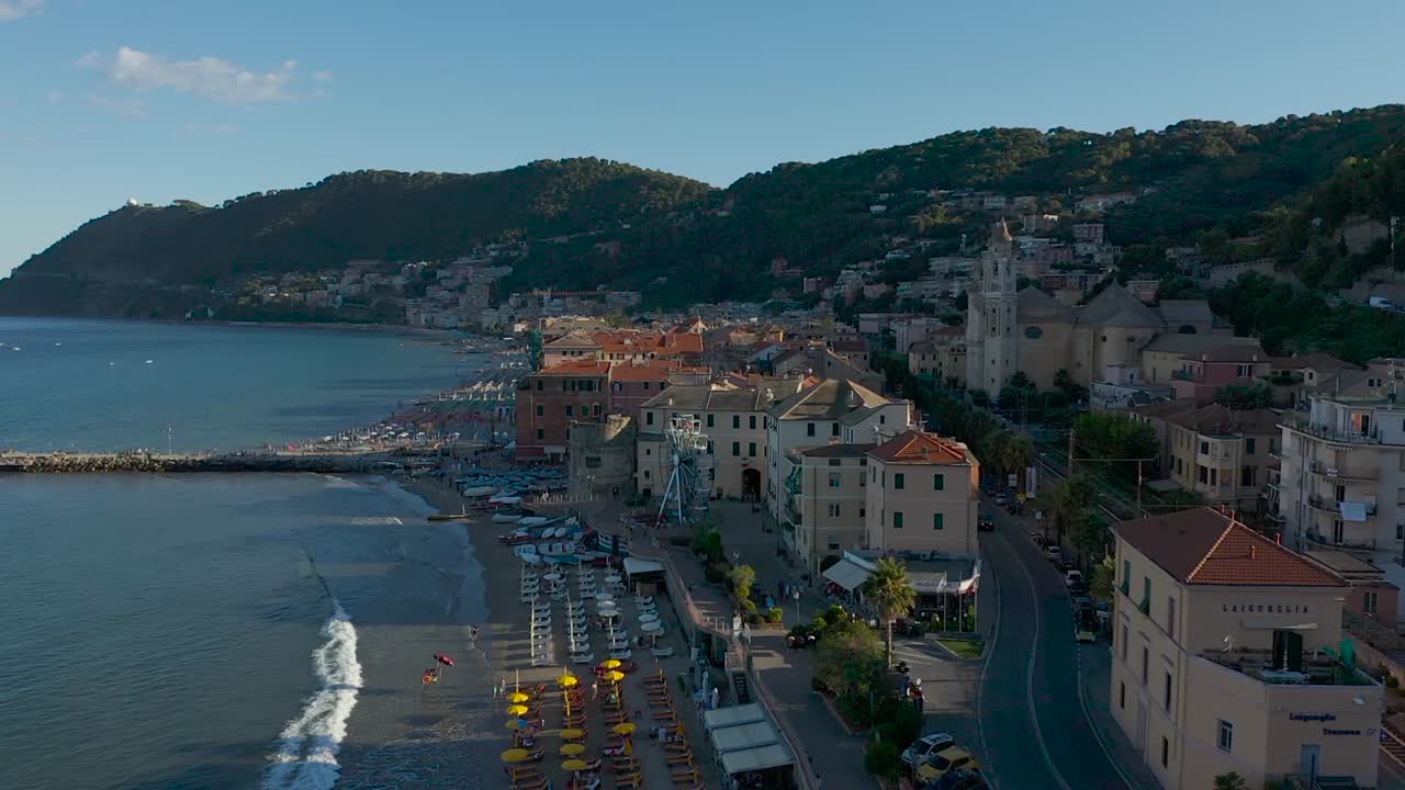 Ripresa aerea con drone della città di Laigueglia, Liguria al tramonto