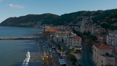 toma de drones de la ciudad de laigueglia, liguria durante la puesta de sol
